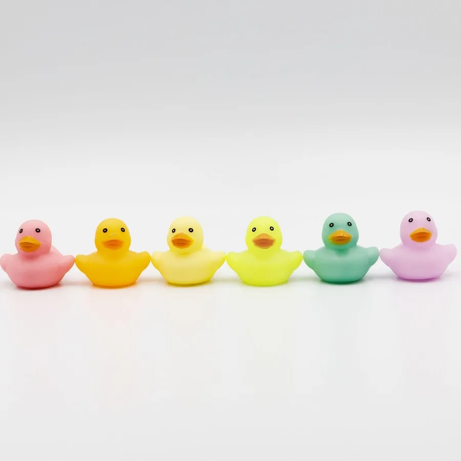 Enam bebek karet warna-warni