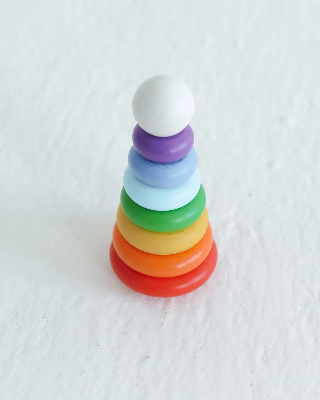 Menara susun kecil berwarna pelangi