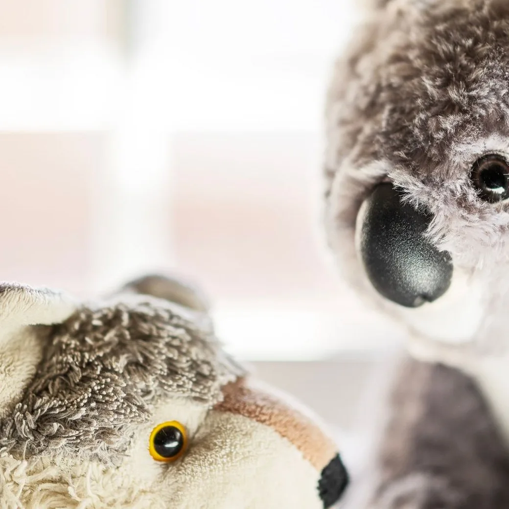 Boneka koala dan serigala dilihat dari dekat