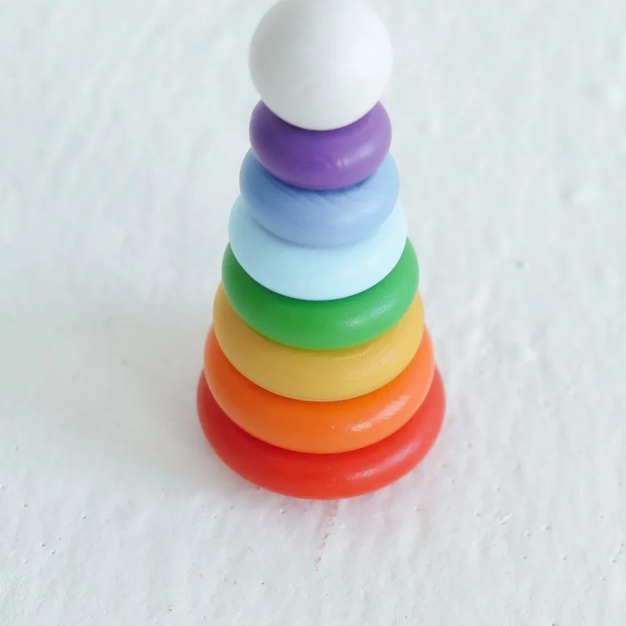 Menara susun kecil dengan cincin warna pelangi
