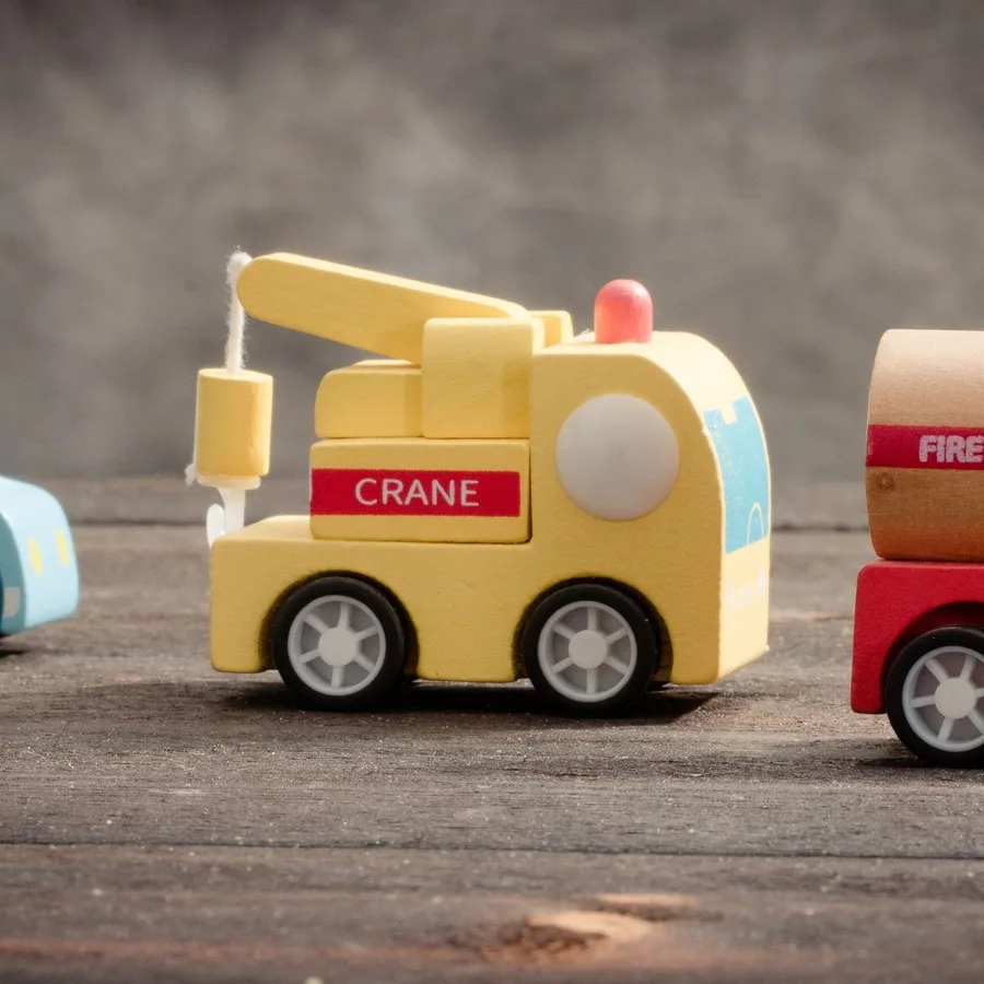 Mobil derek dari kayu berwarna kuning