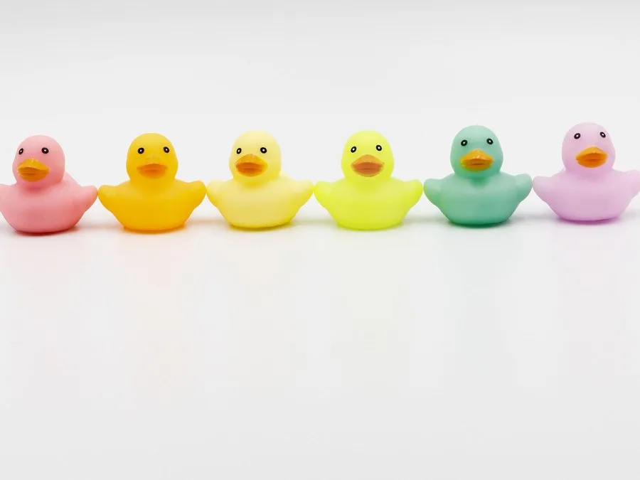 Enam bebek karet warna-warni berbaris