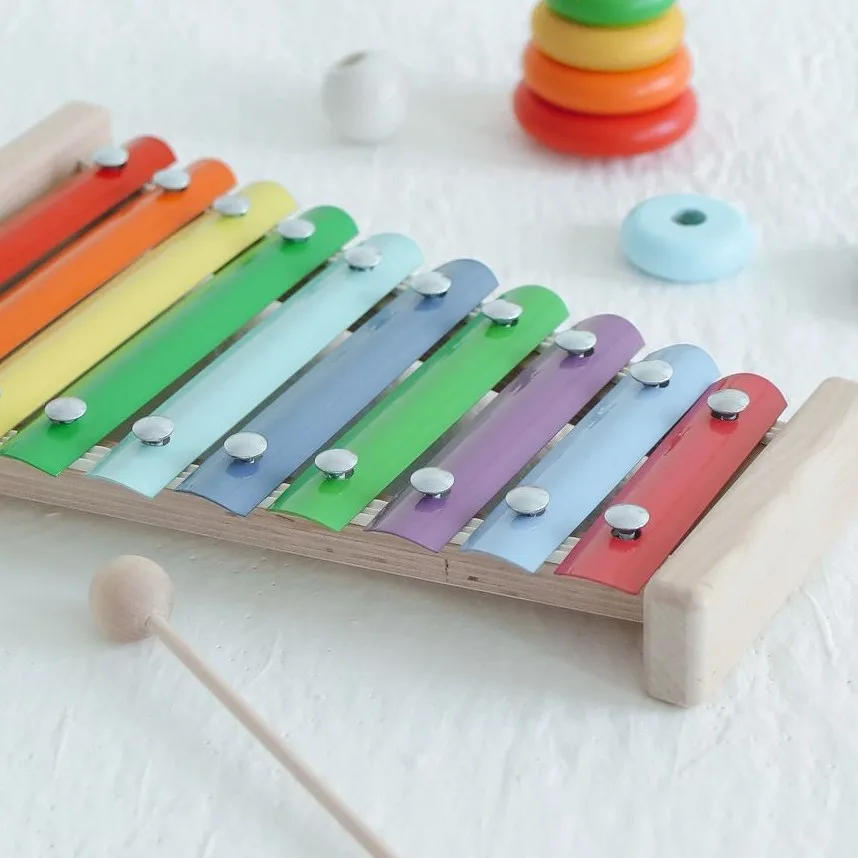 Bilah xilofon warna-warni dilihat dari dekat