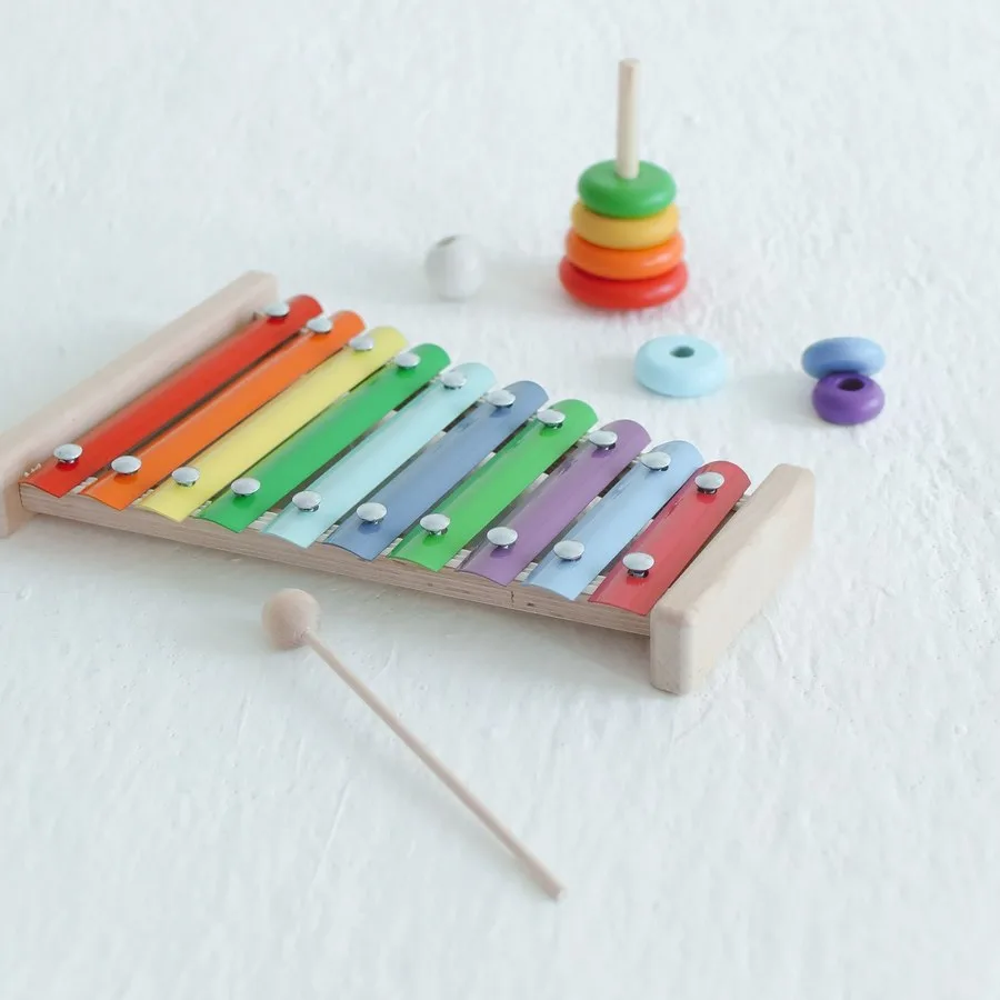 Xilofon kayu dengan bilah warna-warni dan pemukulnya